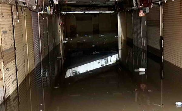 पुणे शहरात सोमवारी संध्याकाळी परतीचा मुसळधार पाऊस झाला. या पावसाचा जोर इतका होता की अवघ्या दोन तासांमध्ये शहरातील अनेक भाग जलमय झाले.