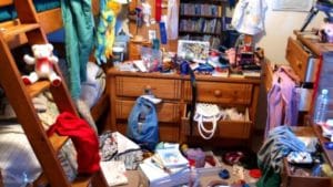 Vastu rule of junk : चुकूनही घरात रद्दी जमा करु नये, पण जमा झाल्यास काय करावे?