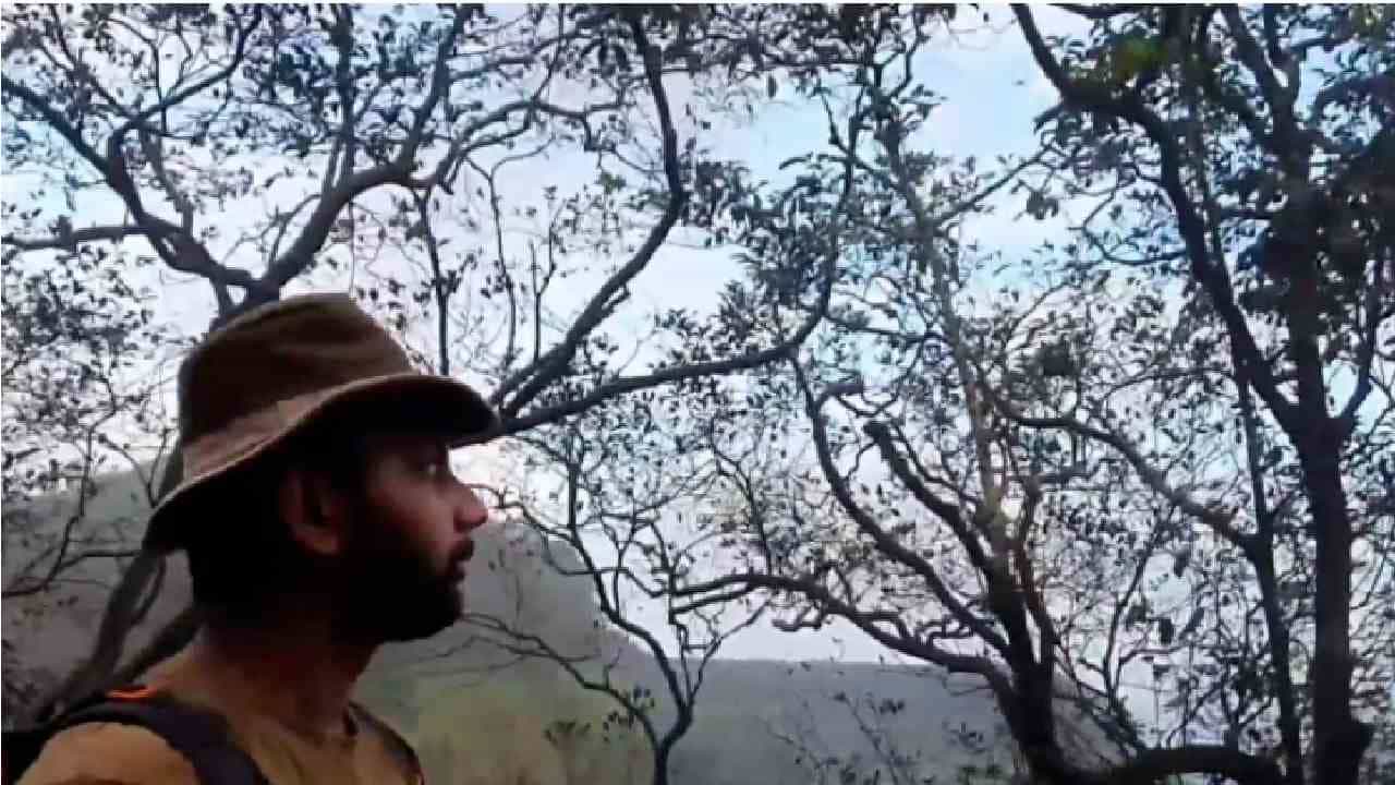 बदलापूरमधील एका तरुण चित्रकारानं सध्या जागतिक स्तरावर भारताचं नाव उंचावलं आहे. प्रतीक प्रधान असं या वन्यजीव छायाचित्रकाराचं नाव असून त्याला इटली आणि रशियामधील नामांकित स्पर्धांमध्ये पारितोषिकं मिळाली आहेत.