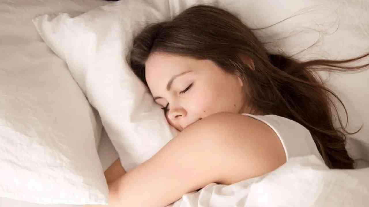 पुरेशी झोप घ्या. तज्ज्ञांच्या मते, पुरेशी झोप घेतलेल्या लोकांना कमी भूक लागते. याशिवाय गोड आणि खारट अन्नाचीही लालसा कमी होते. 