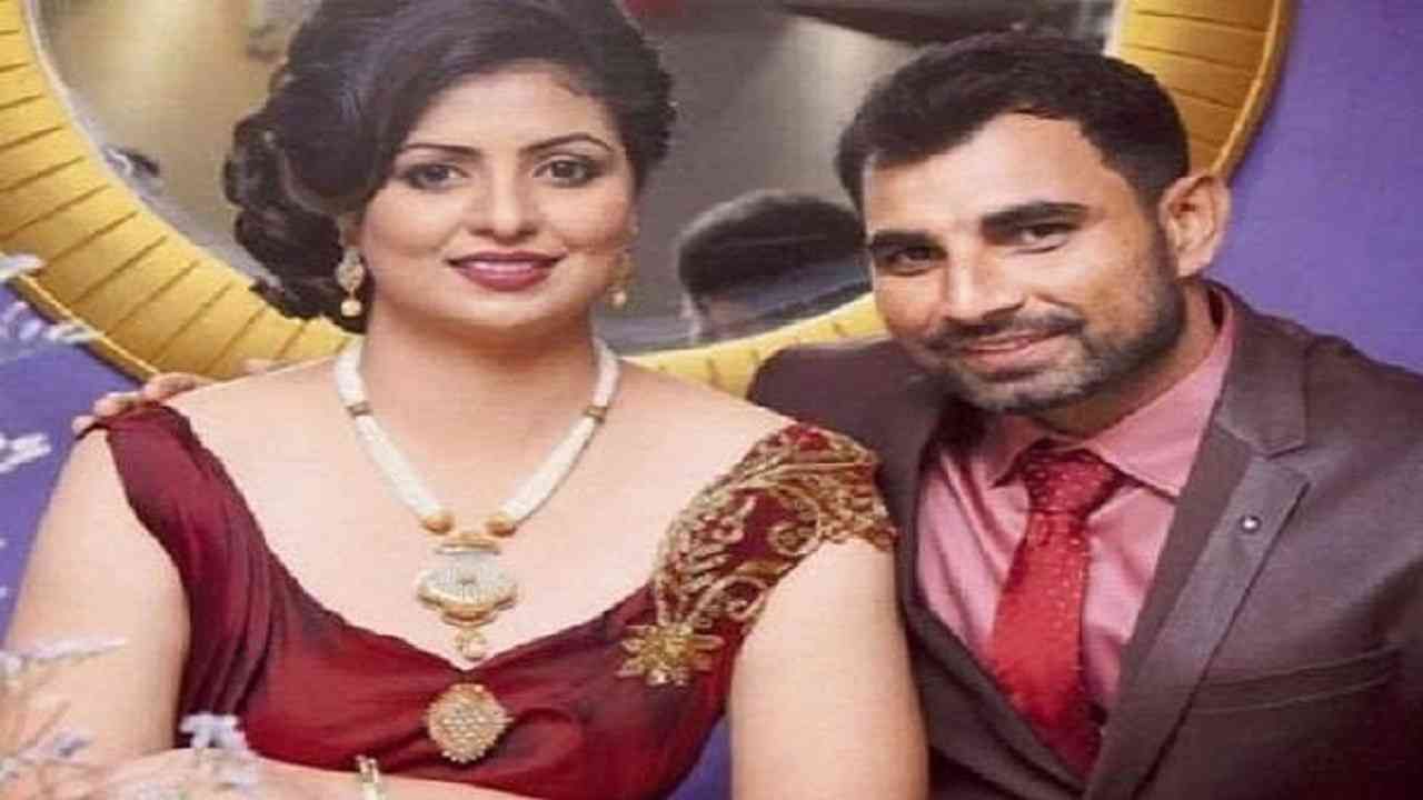 भारतीय क्रिकेट टीममधील सर्वेत्तम गोलंदाज मोहम्मद शमी यांची पत्नी हसीन जहां सोशल मीडियावर चांगलीच सक्रिय आहे. ती नेहमीच वेगवेगळे व्हिडीओ फोटो शेअर करत असते. नुकताच तिने एक टॉपलेस व्हिडीओ शेअर केला आहे, यामुळे ती चर्चेत आली आहे.