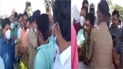 केंद्रीय पथक पाहणीसाठी दोन महिने लेट, स्वाभिमानीच्या कार्यकर्त्यांकडून बुके आणि घड्याळ भेट!