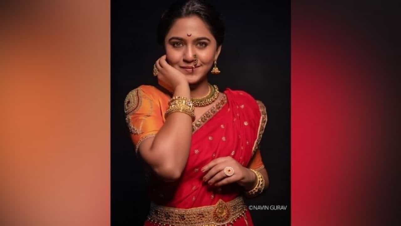 अभिनेत्री मृण्मयी देशपांडेने (mrunmayee deshpande) सोशल मीडियावर नवे फोटो शेअर केले आहेत. मराठमोळ्या लूकमधील तिचे हे फोटो पाहून तिचे चाहते क्लीनबोल्ड झाले आहेत.