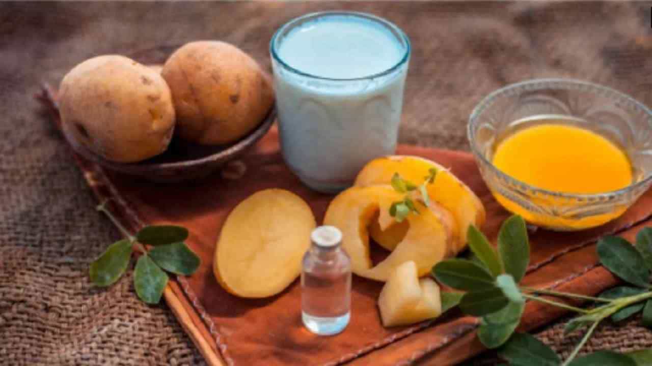 टी बॅग, काकडी आणि बटाट्याचे तुकडे देखील डार्क सर्कल दूर करण्यासाठी खूप उपयुक्त आहेत. डोळ्यांभोवती बटाट्याचे काप घासून काही मिनिटांनी धुवा.