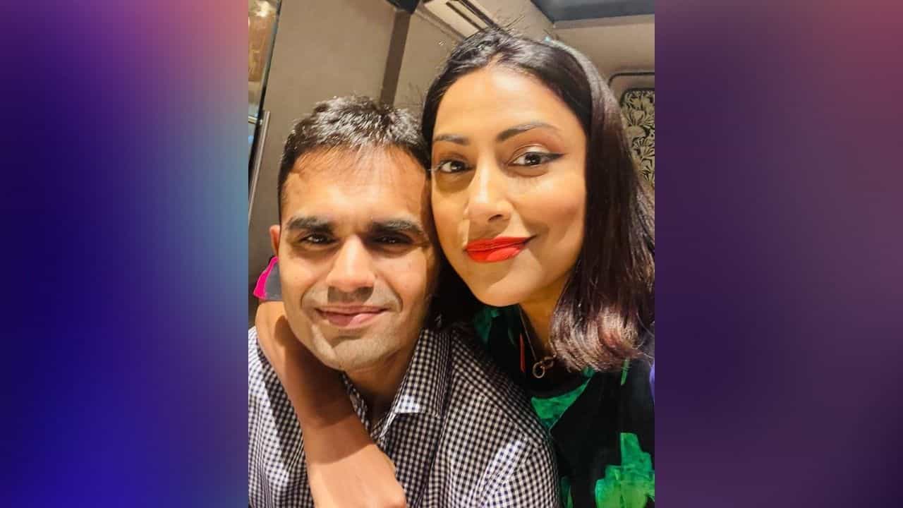 शाहरुख खानचा मुलगा आर्यन खानला अटक करणाऱ्या एनसीबी अधिकाऱ्याबद्दल सध्या बरीच चर्चा आहे. लोक नार्कोटिक्स कंट्रोल ब्युरो (एनसीबी) चे झोनल डायरेक्टर समीर वानखेडे यांना सिंघम म्हणत आहेत. समीरच्या नेतृत्वाखाली रेव्ह पार्टीवर छापा टाकण्यात आला. सुशांत सिंह राजपूत प्रकरणात, ड्रग्ज कनेक्शनच्या बाबतीत समीर वानखेडेचं नावही समोर आलं होतं. समीर त्यांच्या व्यावसायिक आयुष्यात कसे आहे हे सर्वांना माहीत आहे, पण त्यांचे वैयक्तिक आयुष्य कोणाभोवती फिरते, ते सर्वांना जाणून घ्यायचं आहे. आज आम्ही तुम्हाला समीरच्या पत्नीबद्दल सांगणार आहोत.