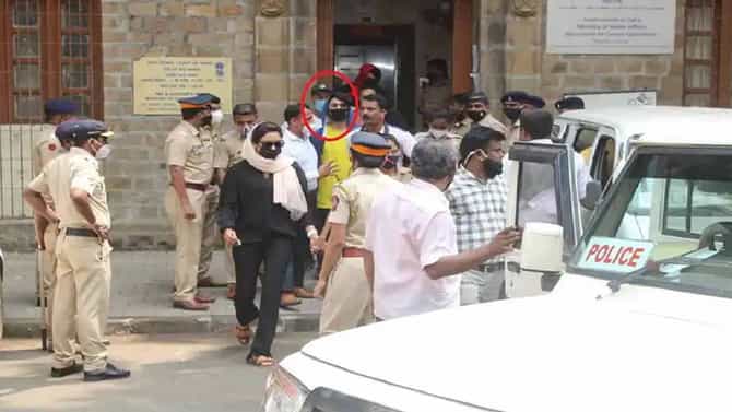 Aryan Khan Drug Case : कँटीनचं जेवण जेवून कोठडीत सायन्सची पुस्तकं वाचतोय आर्यन खान, वडिलांचा आवाज ऐकताच ढसाढसा रडला!