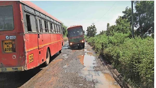 खड्ड्यांनी केला घात, औरंगाबादकडे येताना बसमध्येच प्रसूती, बाळ दगावले, दवाख्यान्यात न जाता महिला माघारी फिरली