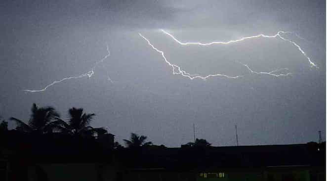 Weather Alert : भर दुपारी अंधारून आलं.. मराठवाड्यात पुन्हा विजा अन् पावसाचा धिंगाणा, वाचा कुठे कुठे अलर्ट?