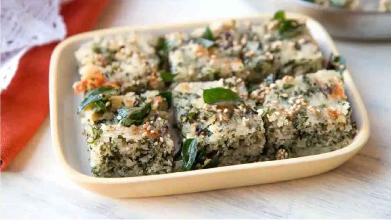 Oats Dhokla Recipe : नाश्त्यासाठी स्वादिष्ट ओट्स ढोकळा बनवा, पाहा खास रेसिपी!