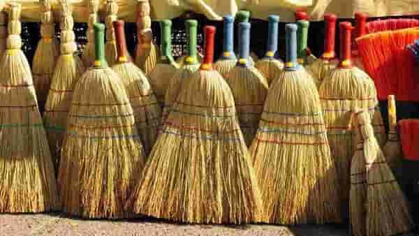 Broom Astro Tips : झाडूचा हा उपाय करताच दूर होईल गरीबी, तुम्ही व्हाल श्रीमंत