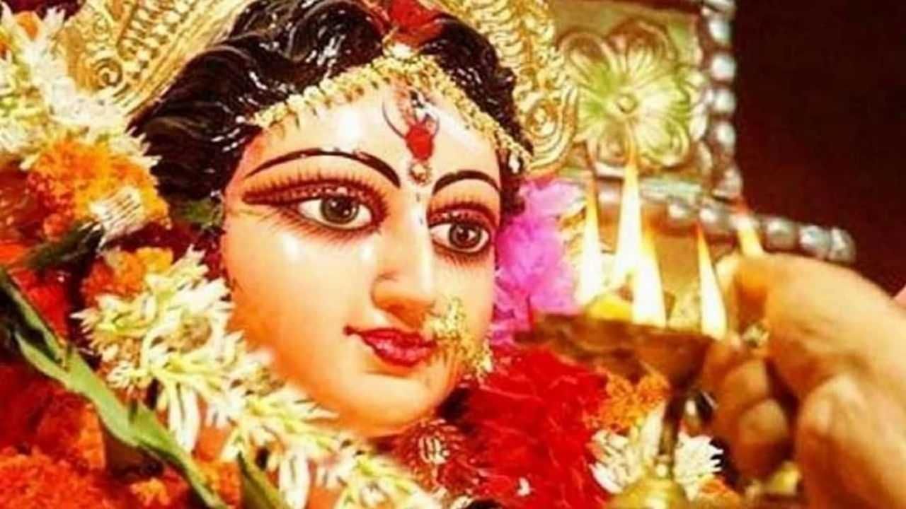 Shardiya Navratri 2021 : देवी दुर्गाला प्रसन्न करण्यासाठी नवरात्रीत आपल्या राशीनुसार या रंगाची फुलं अर्पण करा