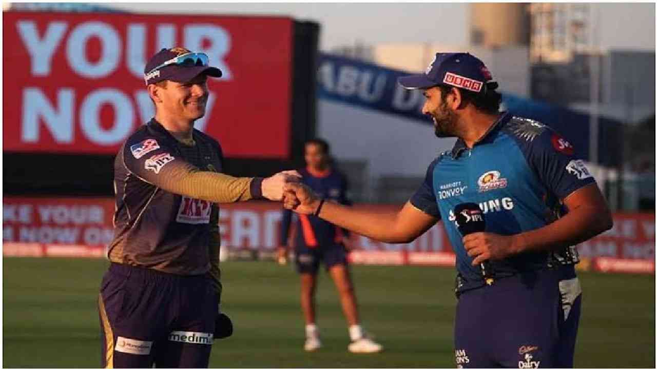 इंडियन प्रीमियर लीग (IPL 2021) आता शेवटच्या टप्प्यावर पोहोचणार आहे. आता साखळी टप्प्यातले फक्त चार सामने खेळले जाणार आहेत. पण प्लेऑफमध्ये चौथा संघ कोण असेल, हे अद्याप स्पष्ट झालेले नाही. यामुळे या आयपीएलमधला थरार शिगेला पोहोचला आहे. दिल्ली कॅपिटल्स, चेन्नई सुपर किंग्ज आणि रॉयल चॅलेंजर बंगळुरू हे तीन संघ प्लेऑफसाठी पात्र ठरले आहेत. चौथ्या स्थानासाठी लढाई कोलकाता नाईट रायडर्स आणि मुंबई इंडियन्स यांच्यात सुरु आहे. केकेआर आणि मुंबई इंडियन्सचा अजून एक एक सामना राहिला आहे.