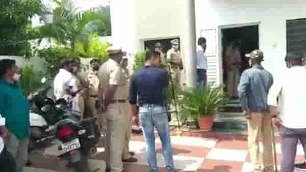 बडतर्फ पोलीस अधिकाऱ्याचा डीवायएसपींवर गोळीबार, नगरमध्ये थरार