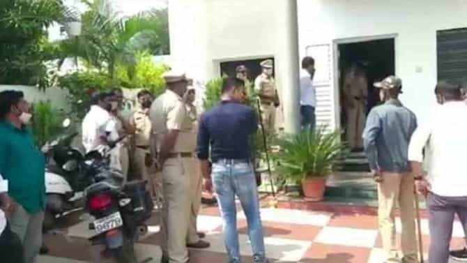 बडतर्फ पोलीस अधिकाऱ्याचा डीवायएसपींवर गोळीबार, नगरमध्ये थरार