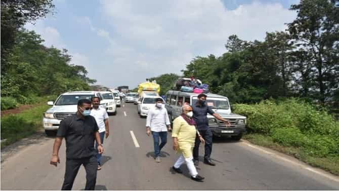 अपघातग्रस्तांना पालक मंत्री भुजबळांनी दिला मदतीचा हात; वणीहून परतताना वाहतूकही केली सुरळीत