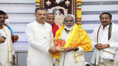 मिलिंद नार्वेकर तिरुमाला तिरुपती देवस्थानच्या बैठकीस उपस्थित, मंदिराच्या अध्यक्षांचा सिद्धिविनायकाची प्रतिकृती भेट देऊन सत्कार