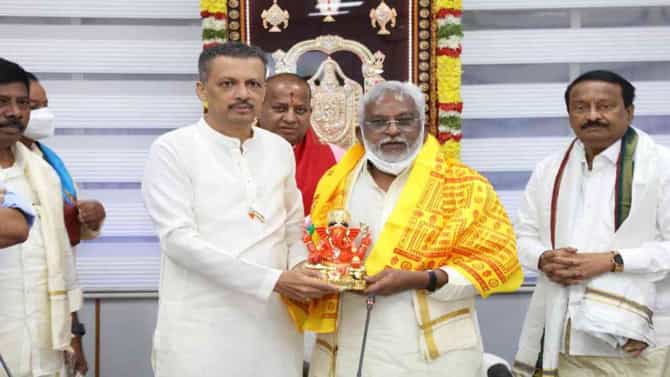 मिलिंद नार्वेकर तिरुमाला तिरुपती देवस्थानच्या बैठकीस उपस्थित, मंदिराच्या अध्यक्षांचा सिद्धिविनायकाची प्रतिकृती भेट देऊन सत्कार