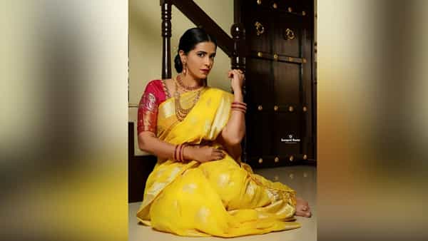 बिग बॉस फेम अभिनेत्री शर्मिष्ठा राऊतनं एक सुंदर फोटोशूट केलं आहे. या फोटोंमध्ये तिनं पिवळ्या रंगाची साडी परिधान केली आहे.