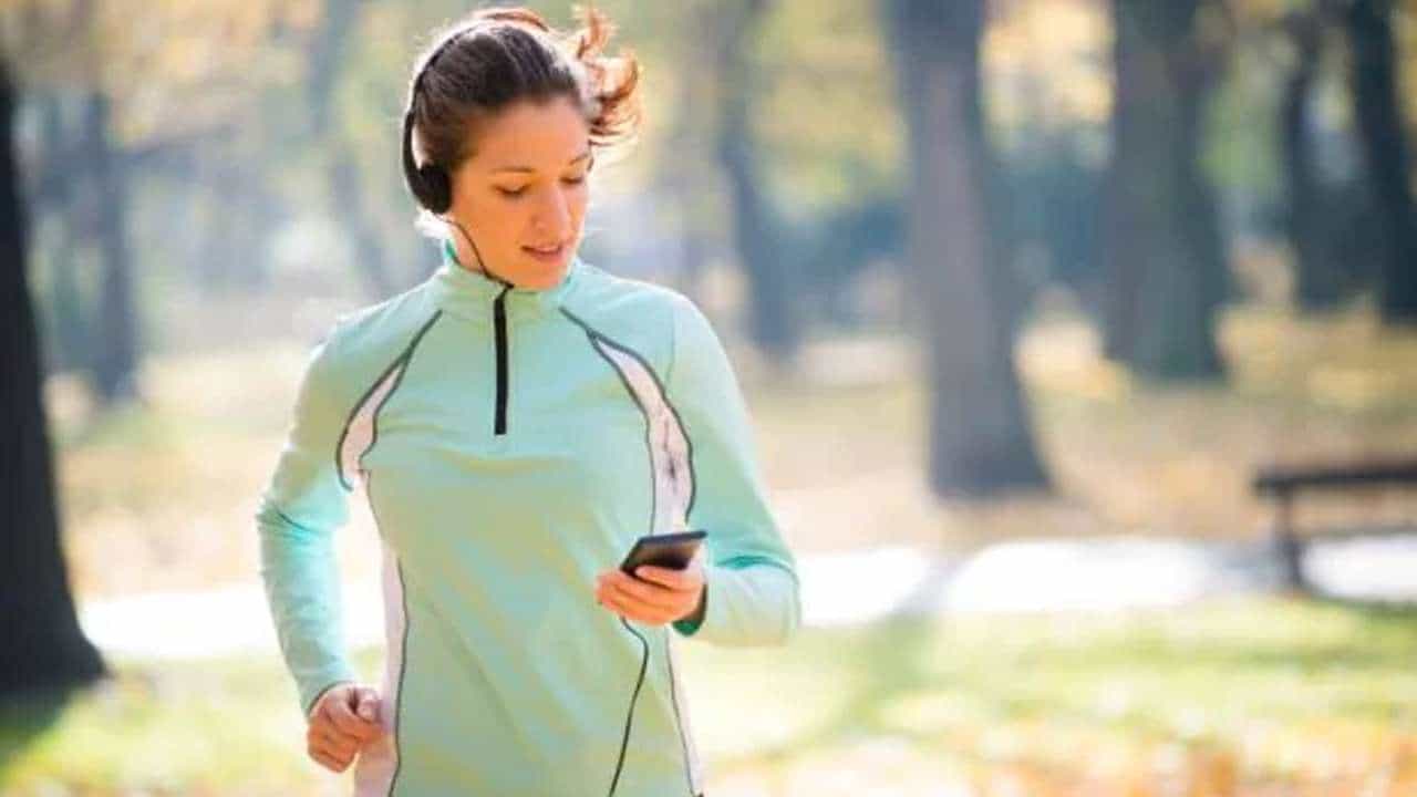 मोबाईलवर चॅट करता करता वजन कमी करा; या एक्सरसाईज करून पाहाच