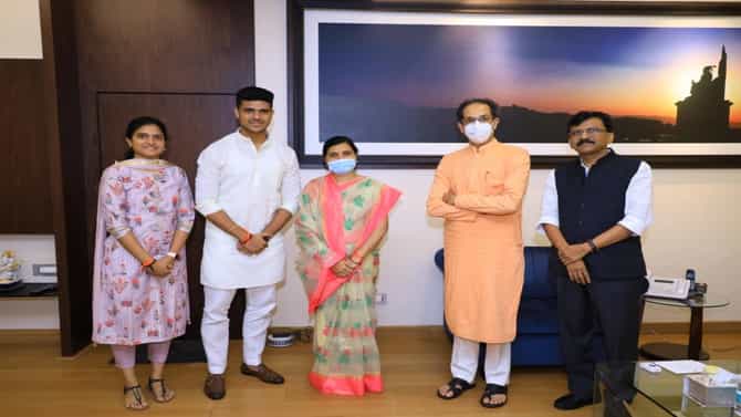 मोहन डेलकरांच्या पत्नी, मुलाच्या हाती शिवबंधन! पोटनिवडणुकीसाठी शिवसेनेकडून उमेदवारीची घोषणा