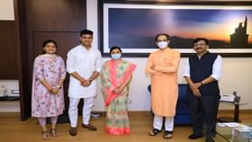 मोहन डेलकरांच्या पत्नी, मुलाच्या हाती शिवबंधन! पोटनिवडणुकीसाठी शिवसेनेकडून उमेदवारीची घोषणा मोहन डेलकरांच्या पत्नी, मुलाच्या हाती शिवबंधन! पोटनिवडणुकीसाठी शिवसेनेकडून उमेदवारीची घोषणा