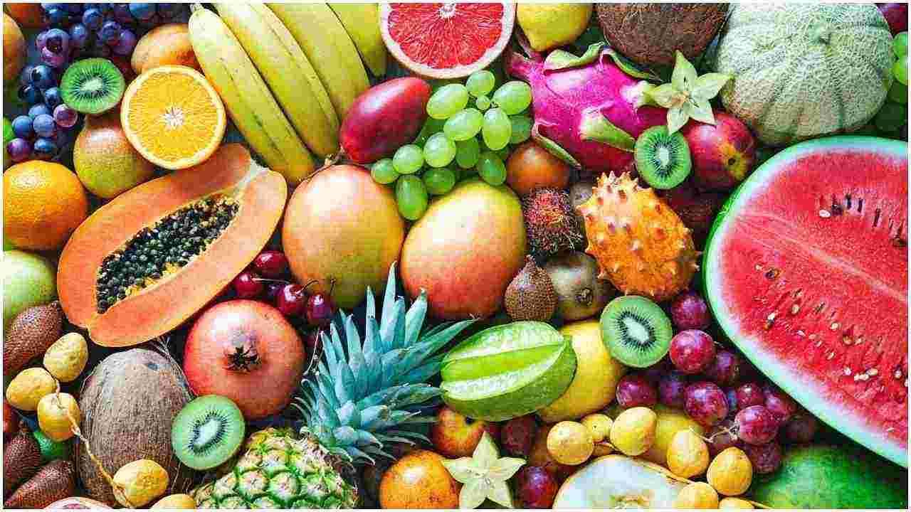 फळे - उपवासादरम्यान तुम्ही सर्व फळे आणि सुका मेवा खाऊ शकता. फळे पोषक तत्वांनी समृद्ध असतात आणि आपल्या पाचन तंत्रासाठी सुलभ असतात. बरेच लोक फक्त फळे आणि दुधाचे सेवन करून संपूर्ण नऊ दिवस उपवास ठेवतात.