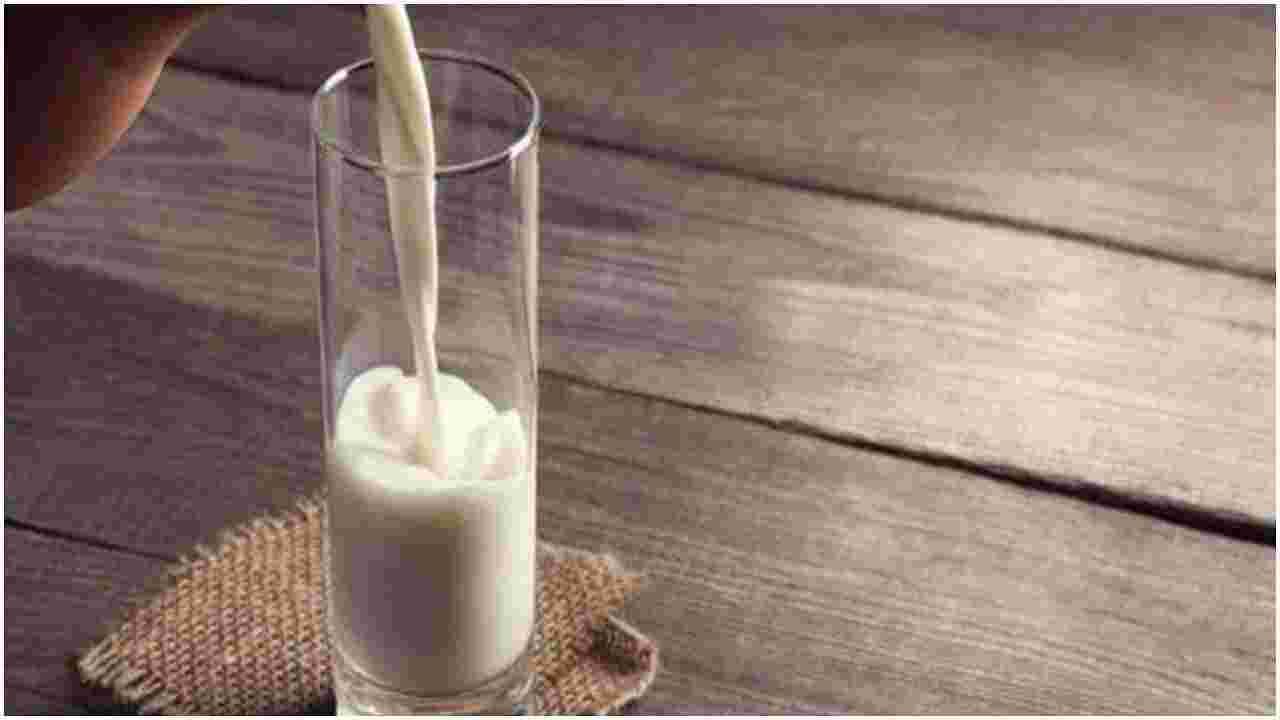 दूध आणि दुग्धजन्य पदार्थ - जे लोक उपवास करतात ते दूध, पनीर, सफेद लोणी, टप, मलई आणि खवा सरखे दूध आणि दुग्धजन्य पदार्थांचे सेवन करतात. त्यांच्यासाठी एक कटोरी दह्यासोबत फ्रूट चॅट चांगला पर्याय आहे. लस्सी, ज्याला ताक म्हणूनही ओळखले जाते, हा दिवसभर तुम्हाला थंड आणि हायड्रेटेड ठेवण्यासाठी आणखी एक उत्तम पर्याय आहे.