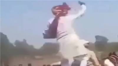 Video | घोड्यावर उभे राहत पैसे उधळले, पण मध्येच घोळ झाला, नवरदेवासह माणसाची चांगलीच फजिती, व्हिडीओ व्हायरल