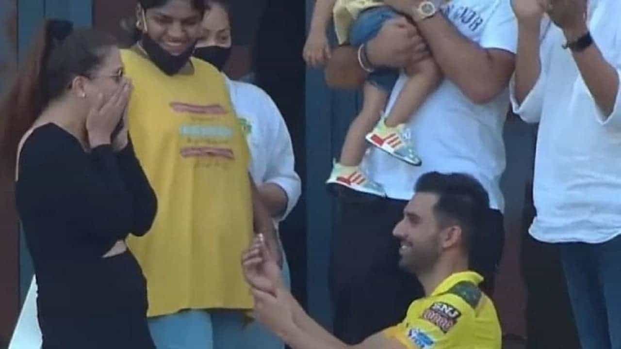 आयपीएलच्या चेन्नई सुपर किंग्स (CSK) विरुद्ध पंजाब किंग्स या संघामधील सामन्यात चेन्नईला 6 विकेट्सने पराभव पत्करावा लागला. पण चेन्नईचा गोलंदाज दीपक चाहरने (Deepak Chahar) मात्र प्रेमाच्या मैदानात बाजी मारली. सामना होताच त्याने त्याच्या गर्लफ्रेंडला प्रपोज केलं. तिनेही त्याचं प्रपोज स्वीकारत त्याला मिठी मारली. दरम्यान यानंतर सर्वत्र सामन्यापेक्षा दीपकच्याच प्रपोजची चर्चा असून दीपकची गर्लफ्रेंड नेमकी आहे कोण? असा प्रश्न अनेकांना पडला आहे.