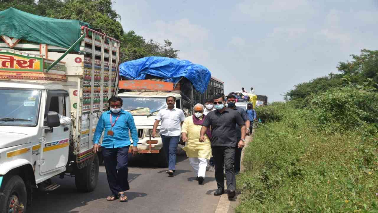  वणी येथील दर्शन कार्यक्रम आटोपून भुजबळ परतीच्या प्रवासाला निघाले. तेव्हा दिंडोरी रस्त्यावर मालवाहतूक करणाऱ्या वाहनाचा अपघात झाला होता. घटनास्थळी दोन्ही बाजूंनी कित्येक लांब वाहनांच्या रांगा लागल्या होत्या. हे लक्षात येताच पालकमंत्री छगन भुजबळ यांनी आपला ताफा थांबवला. ते स्वतः गाडीतून खाली उतरले. त्यांनी अपघातस्थळी जात विचारपूस केली. तिथे असलेल्या अधिकाऱ्यांशी चर्चा केली.