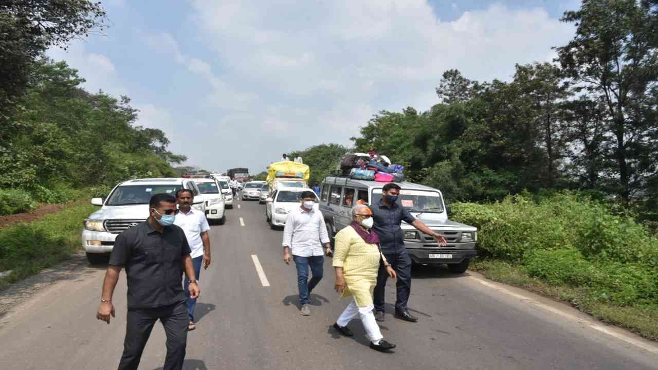 मालवाहतूक करणाऱ्या वाहनाच्या अपघातामुळे संपूर्ण वणी दिंडोरी रस्ता जाम झाला होता. 