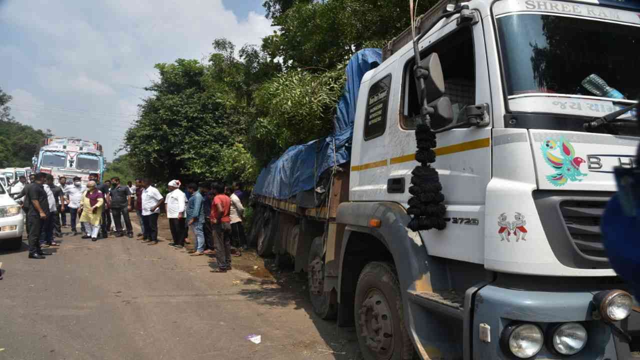 छगन भुजबळ यांनी रस्त्यावर उतरुन अपघातग्रस्तांची विचारपूस करून तात्काळ  मदत करत संवेदनशीलता दाखवून दिली आहे. 