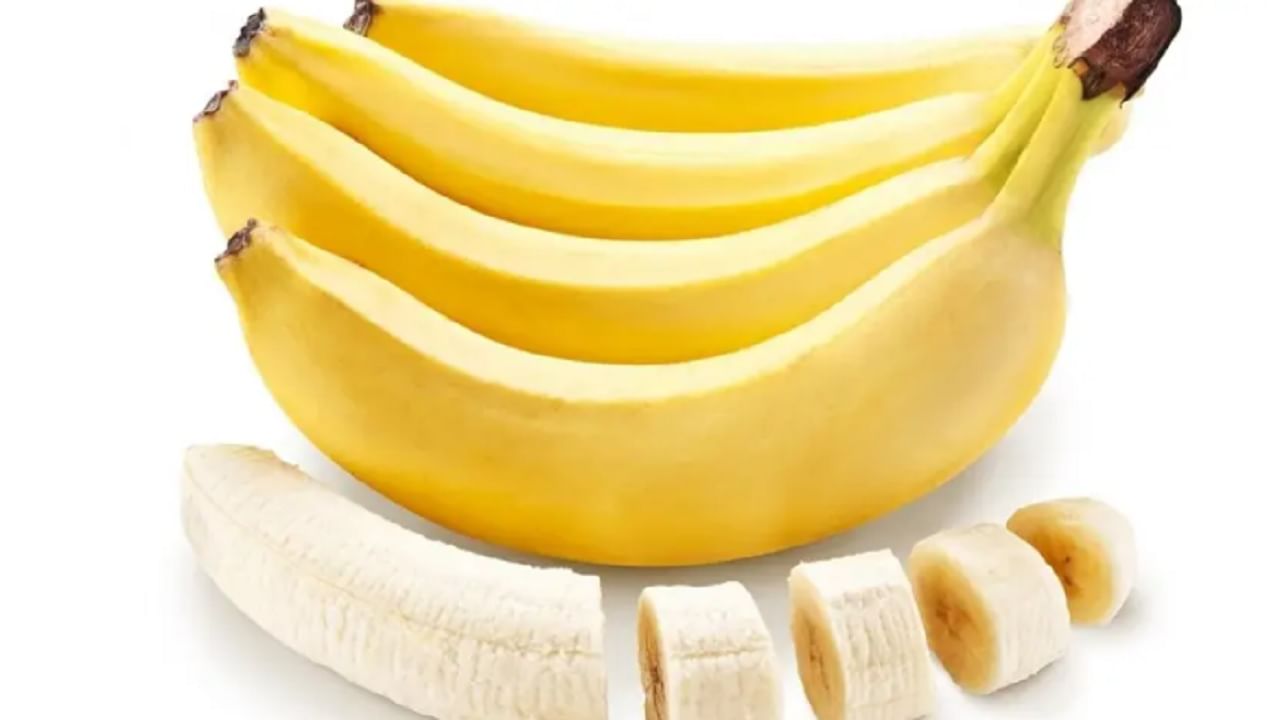 जर तुम्ही केळीचे जास्त सेवन केले तर तुमचे वजन वाढू शकते, पण रोज एक किंवा दोन केळी खाल्ल्याने तुमचे वजन कमी होण्यास मदत होते. केळीचे सेवन केल्याने शरीराला ऊर्जा मिळते आणि शरीरासाठी आवश्यक मानले जाणारे सर्व पोषक घटक मिळतात.