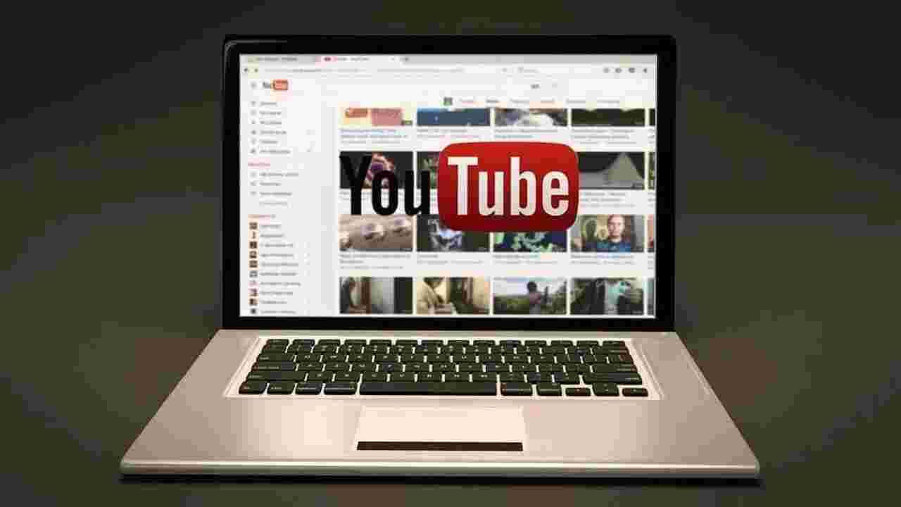 या वर्षाच्या अखेरीस, YouTube विशिष्ट कीवर्ड शोधण्यासाठी प्रतिलिपीच्या शीर्षस्थानी असलेल्या शोध बारमध्ये टाईप करण्याचा पर्याय वापरेल.