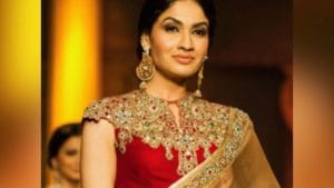 Fashion Tips for Women : साडी आणि लेहेंगासोबत कॅरी करा ज्वेल नेक ब्लाउज, नाही पडणार दागिन्यांची गरज