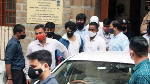 क्रूझ रेव्ह ड्रग्ज पार्टी प्रकरणात मुंबई कोर्टाने मोठा निकाल दिला आहे. ड्रग्ज प्रकरणात अटकेत असलेल्या अभिनेता शाहरुख खानचा मुलगा आर्यन खानचा जामीन अर्ज न्यायालयाने फेटाळला आहे. न्यायालयाच्या या निकालानंतर आर्यन खानसह मूनमून धमेचा तसेच अरबाज मर्चंट यांना तुरुंगातच मुक्काम करावा लागणार आहे. तर दुसरीकडे मुंबई न्यायालयाच्या निकालाविरोधात आम्ही सत्र न्यायालकडे दाद मागू असे आर्यन खानच्या वकिलांनी सांगितले आहे.