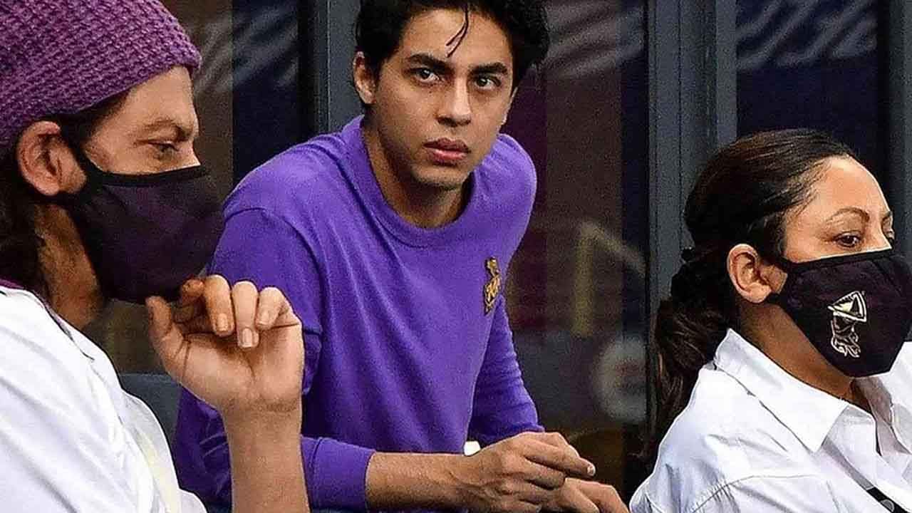 आर्यनच नाही तर ‘या’ बॉलिवूड स्टारकिड्सनीही खाल्लीय तुरुंगाची हवा! पाहा कोण कोण यादीत सामील आर्यनच नाही तर ‘या’ बॉलिवूड स्टारकिड्सनीही खाल्लीय तुरुंगाची हवा! पाहा कोण कोण यादीत सामील