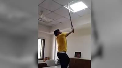 Video: वाह रे पठ्ठ्या ! प्रभागतली लाईट बंद, भाजप नगरसेवकानं नगर परिषदेच्या कार्यालयातले लाईट शोधून शोधून फोडले