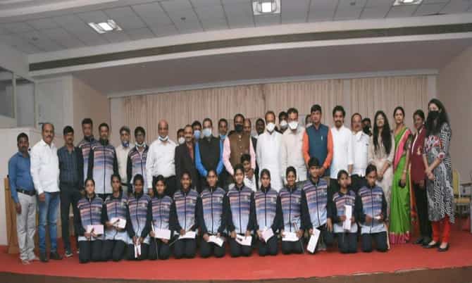 खो-खो खेळाला प्रतिष्ठा आणि लोकप्रियता मिळवून देण्यासाठी प्रयत्न करणार; अजित पवारांची ग्वाही