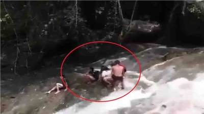 Video | धबधब्यावर खेळण्यात मग्न, अचानक पाण्याचा प्रवाह वाढल्याने पर्यटक गेले वाहून, थरारक व्हिडीओ व्हायरल
