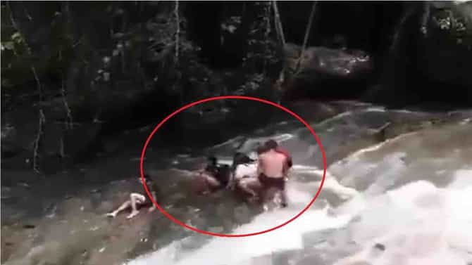 Video | धबधब्यावर खेळण्यात मग्न, अचानक पाण्याचा प्रवाह वाढल्याने पर्यटक गेले वाहून, थरारक व्हिडीओ व्हायरल