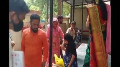 गरीब असले म्हणून काय झालं? माणूसच आहेत, फिजिशियन नाही म्हणून गरोदर महिलेला चार तास ताटकळत बसवलं?