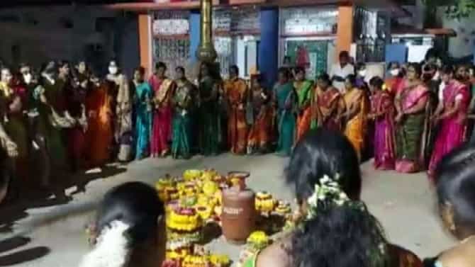 LPG च्या वाढलेल्या दराचा महिलांकडून अनोखा विरोध, सोशल मीडियावर व्हिडीओ व्हायरल