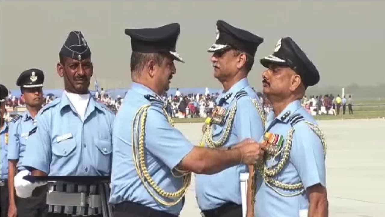 आटपाडीचे सुपुत्र एअर कमांडर सुहास प्रभाकर भंडारे यांना भारतीय हवाईदलातील उल्लेखनीय कामगिरीबद्दल राष्ट्रपतींनी प्रजासत्ताक दिनी विशिष्ठ सेवा पदक जाहीर केले होते. आज दिल्ली येथे हवाईदल दिनानिमित्त आयोजित कार्यक्रमात भारताच्या तिन्ही दलांचे प्रमुख बिपीन रावत यांच्या उपस्थितीत भारतीय हवाईदल प्रमुख वी. आर. चौधरी यांच्या हस्ते हे विशिष्ठ सेवा पदक एअर कमांडर सुहास भंडारे यांना प्रदान करून गौरविण्यात आले.