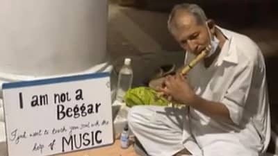Viral Video | दिल्लीतील त्या वृद्ध व्यक्तीच्या बासरीचे सूर ऐकून सगळेच भारावले, म्हणाले...