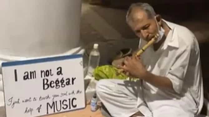 Viral Video | दिल्लीतील त्या वृद्ध व्यक्तीच्या बासरीचे सूर ऐकून सगळेच भारावले, म्हणाले...