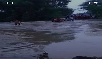 नको, नको म्हणतानाही बहाद्दराने पुरात घातली गाडी; नाशिकमधली चित्तथरारक घटना!