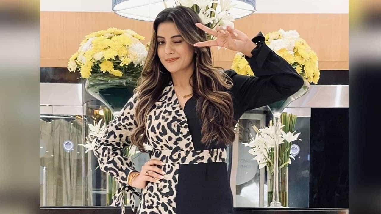 भोजपुरी अभिनेत्री अक्षरा सिंग चर्चेचा एक भाग आहे. ती बिग बॉस OTT मध्ये दिसली होती जिथे तिला चांगलीच पसंती मिळाली. शो पासून, अक्षराला प्रोजेक्टची लाईन लागली आहे आणि ती सोशल मीडियावर देखील खूप सक्रिय राहू लागली आहे.
