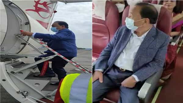 या उद्घाटन सोहळ्यासाठी मुख्यमंत्री उद्धव ठाकरे सरकारी विमानाने चिपी विमानतळावर दाखल झाले आहेत. तर केंद्रीय मंत्री नारायण राणे यांच्यासह भाजप आणि शिवसेनेचे नेतेही एकाच विमानाने मुंबईहून चिपी विमानतळाकडे रवाना झाले आहेत.