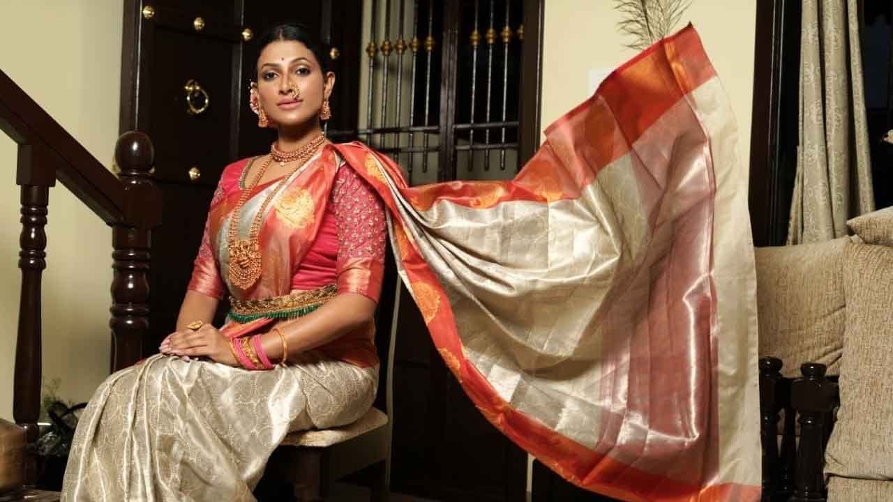 नवरात्रीच्या निमित्ताने नयना राखाडी रंगाच्या साडीसह टेम्पल ज्वेलरी परिधान करून सजली होती. छायाचित्रकार स्वप्नील रास्ते यांनी नयनाची ही सुंदर छायाचित्र टिपली आहेत.